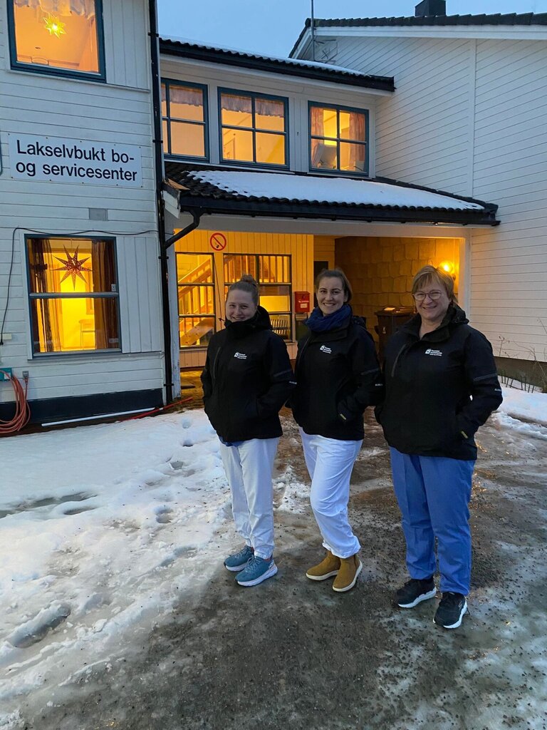 Fra venstre Lene Johansen, Maria C. Lakselvnes, Sidsel Stakkenes (alle tre er sykepleiere). De jobber ved Fastlandet hjemmetjeneste, avdeling Lakselvbukt. 