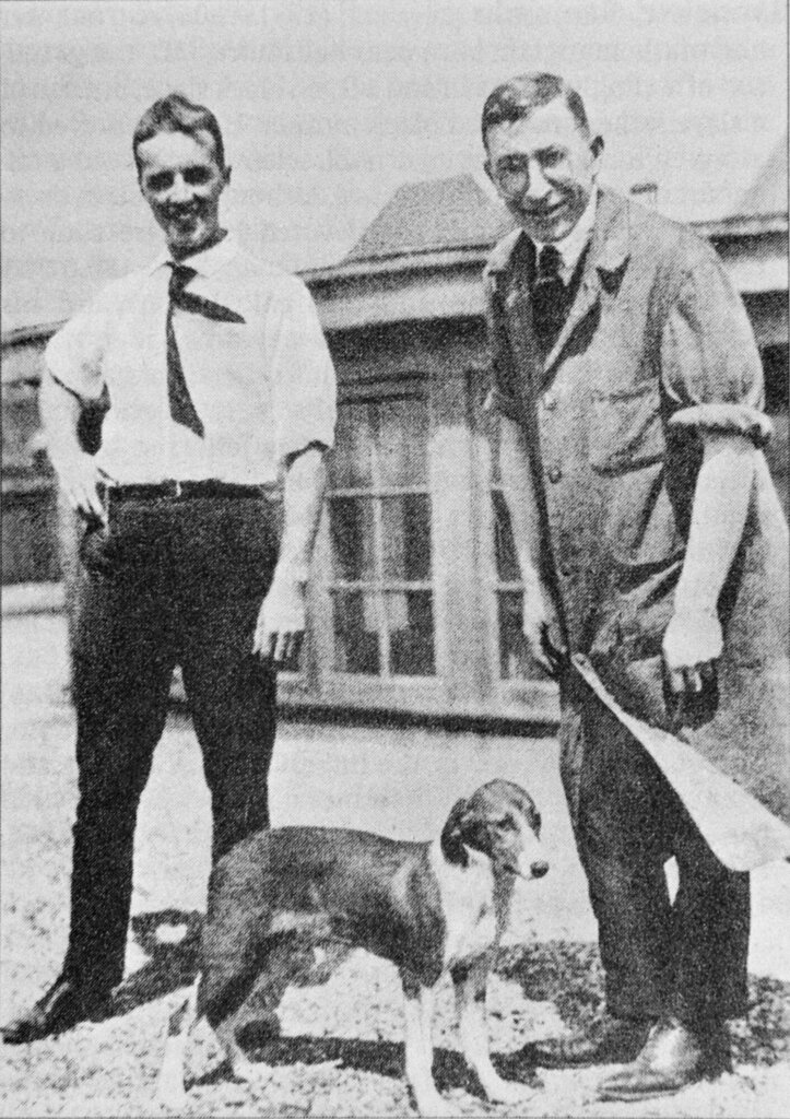 Bildet viser Charles Best og Frederick Banting sammen med en hund.