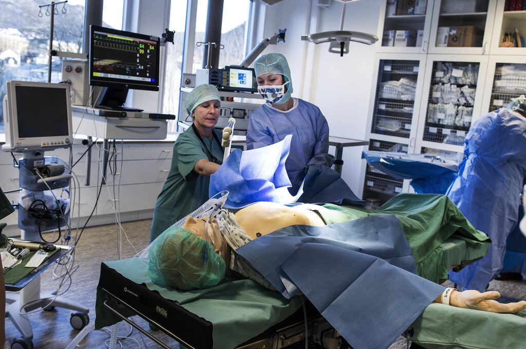 Bildet viser Petrin Hege Eide og operasjonssykepleierstudenter på simuleringssenteret på det som den gang het Høgskolen i Bergen.