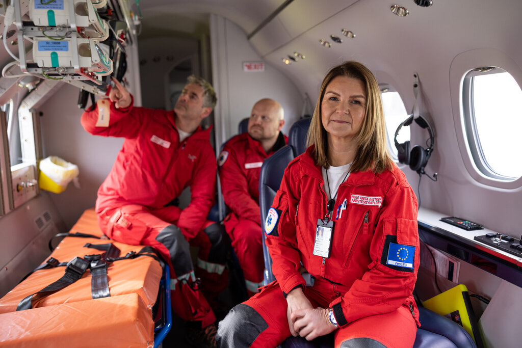 Ambulansetjenesten. Bak fra v: anestesilege Andreas E. Hansen, paramedikc Andreas Gustavsen og anestesisykepleier Hege Anita Aastrøm.