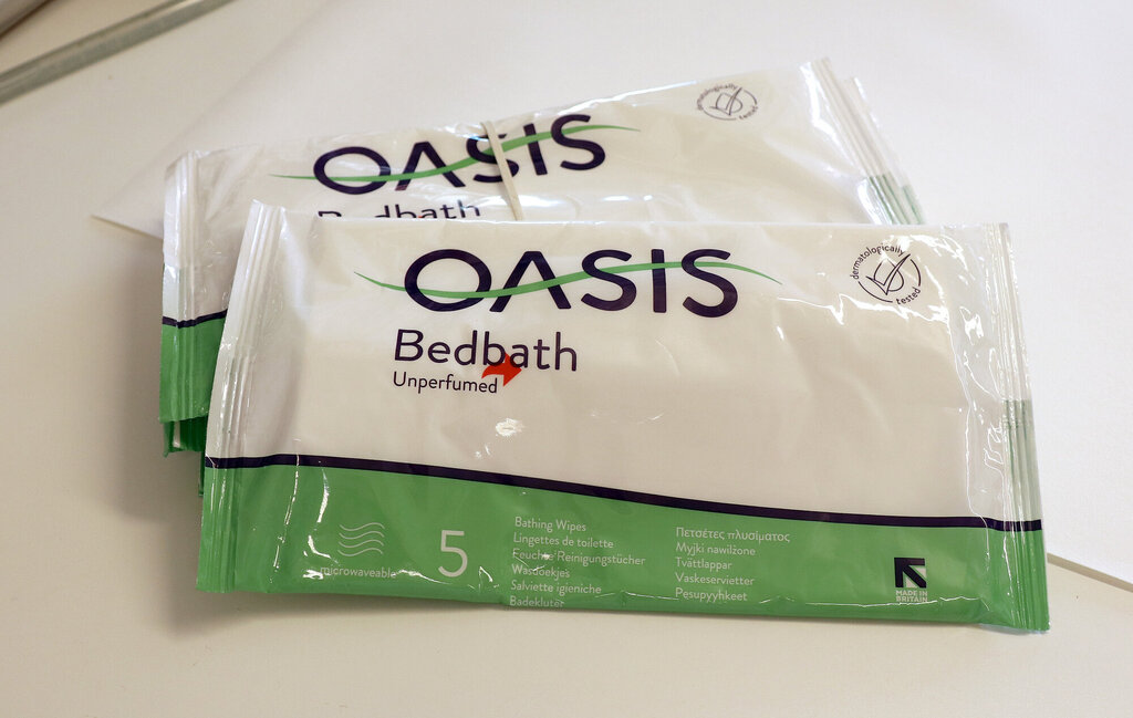 Bildet viser to pakker med vaskeklutene av typen Oasis Bedbath.