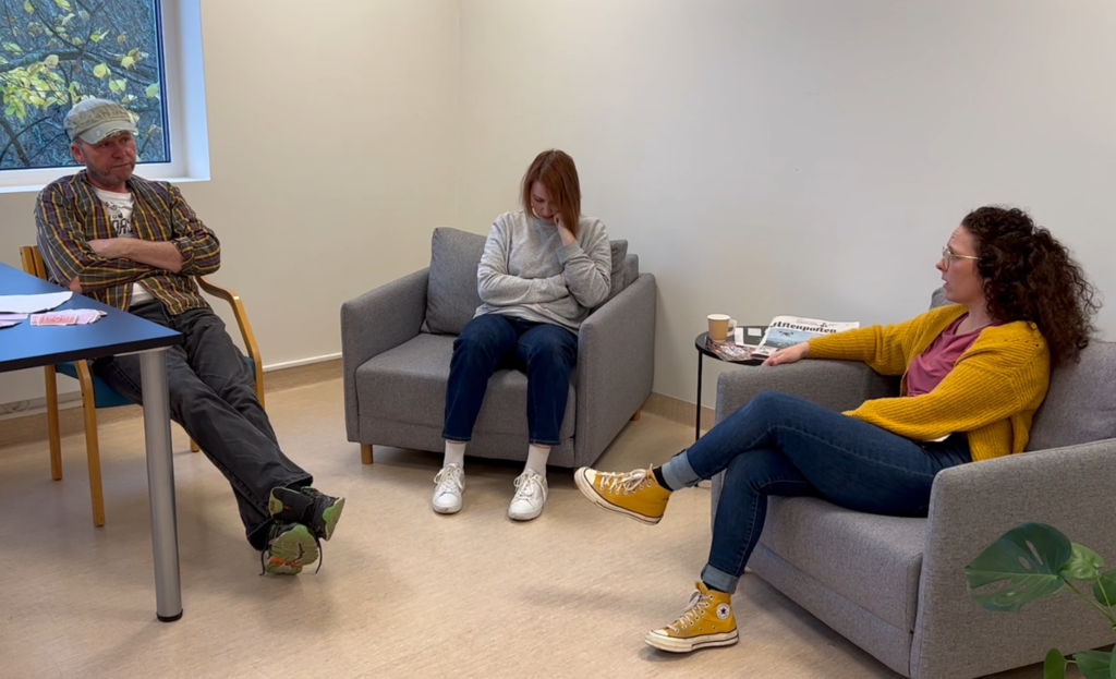 Tre personer i et rom øver på kommunikasjon ved grensesetting.
