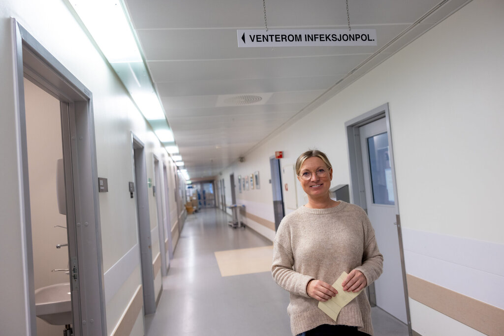 Bildet viser Jessica Andreassen i gangen på infeksjonsmedisinsk poliklinikk.