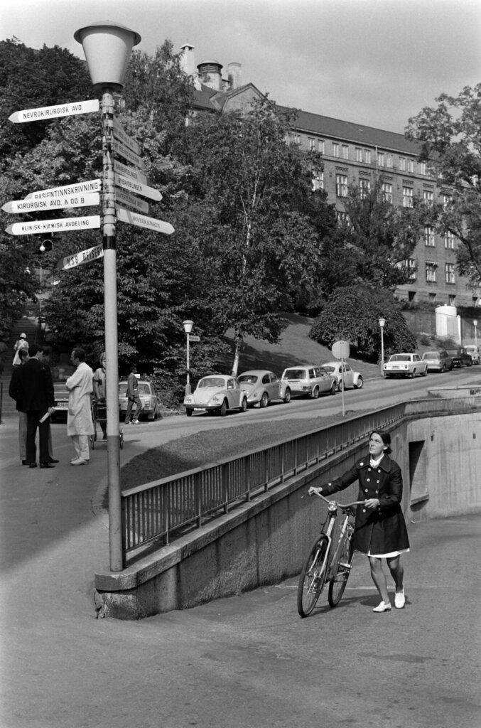 Bildet viser Ellen Sund med sykkel på vei til jobb.