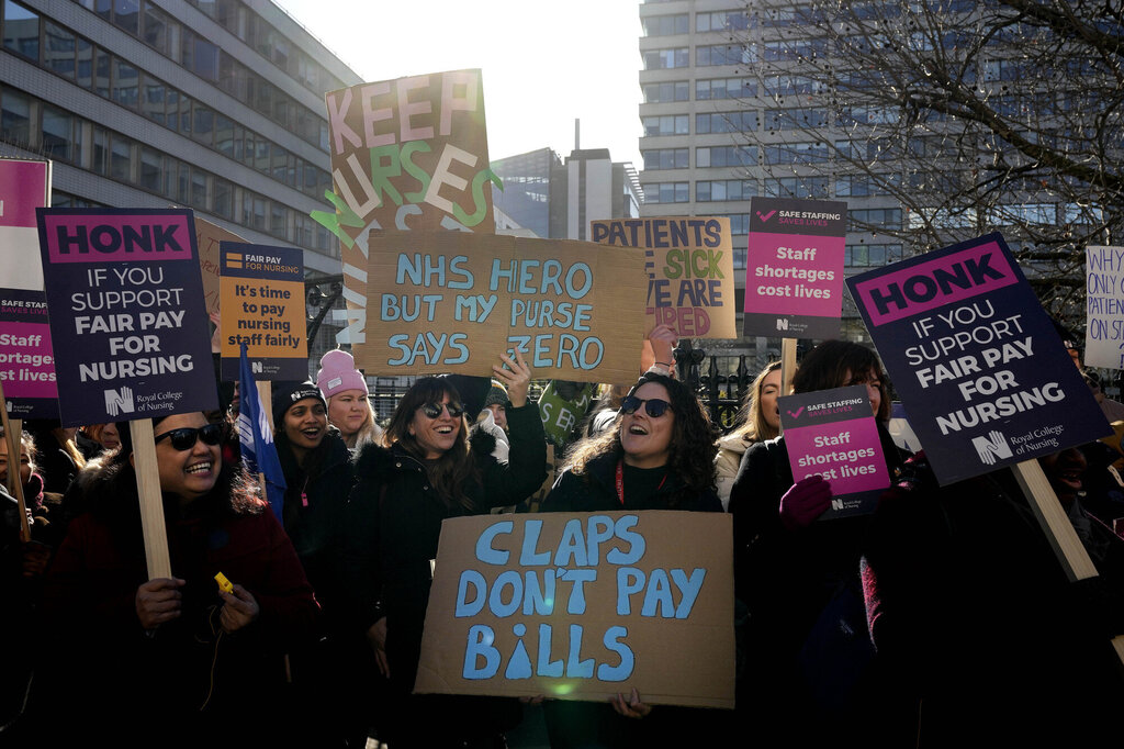 Bildet viser sykepleiere i streik utenfor St. Thomas' Hospital i London 6. februar