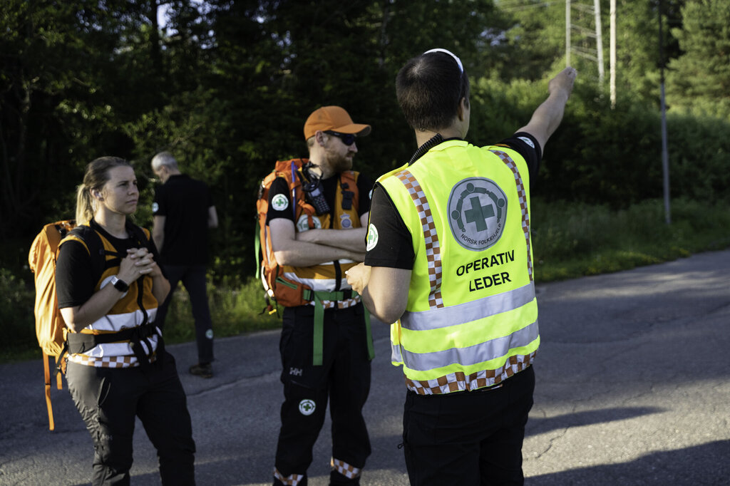 Bilde viser operativ som leder viser vei for Norsk Folkehjelps frivillige redningstjeneste.