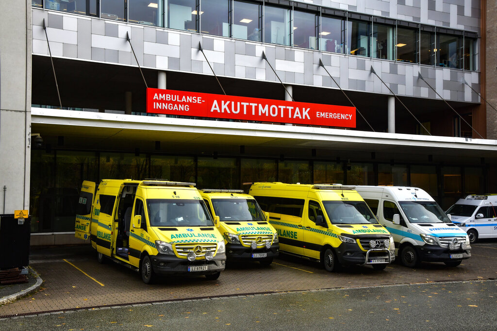 Bildet viser ambulanser utenfor St. Olavs Hospital i Trondheim