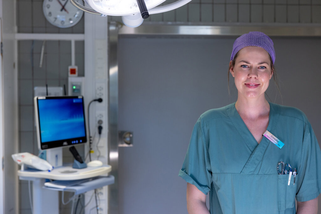 Bildet viser Camilla Gulbrandsen Dahlen på en operasjonsstue.
