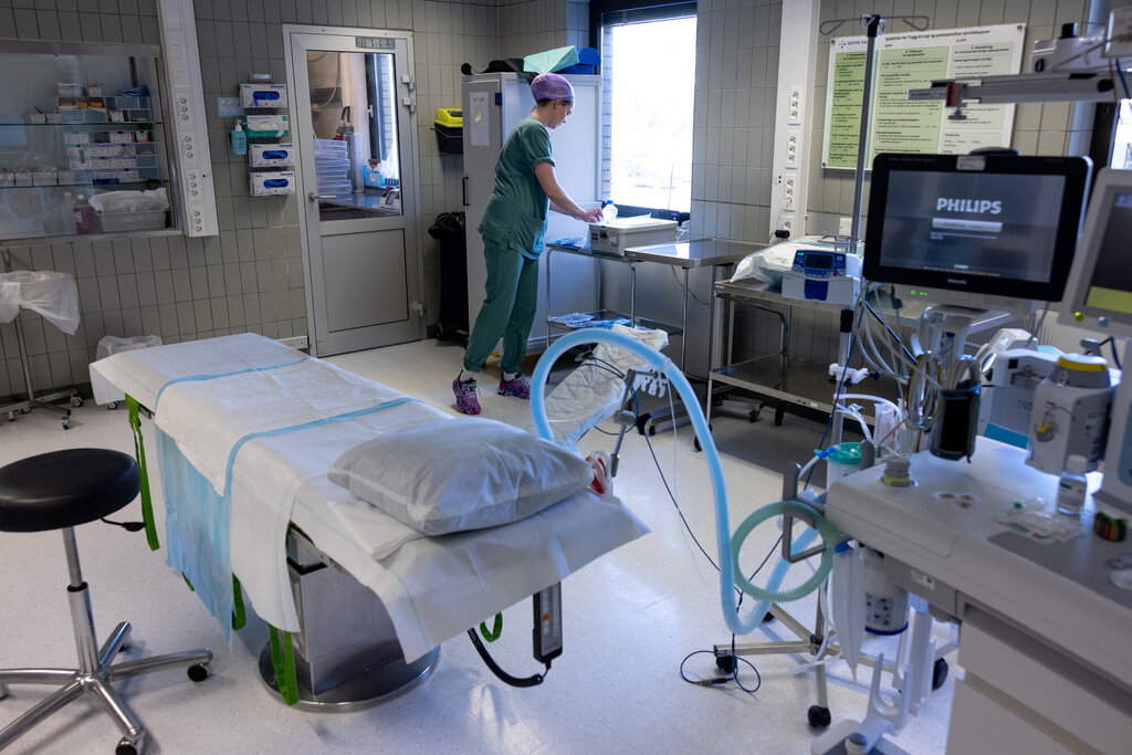 Bildet viser Camilla Gulbrandsen Dahlen på operasjonsstuen.