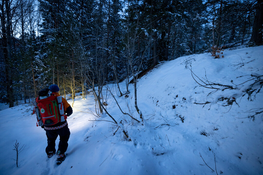 Frivillig fra Norsk Folkehjelp på øvelse i skogen