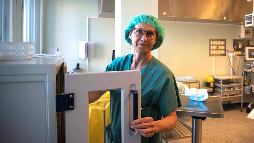 Bilde viser Marianne Jungersen inne på en operasjonsstue