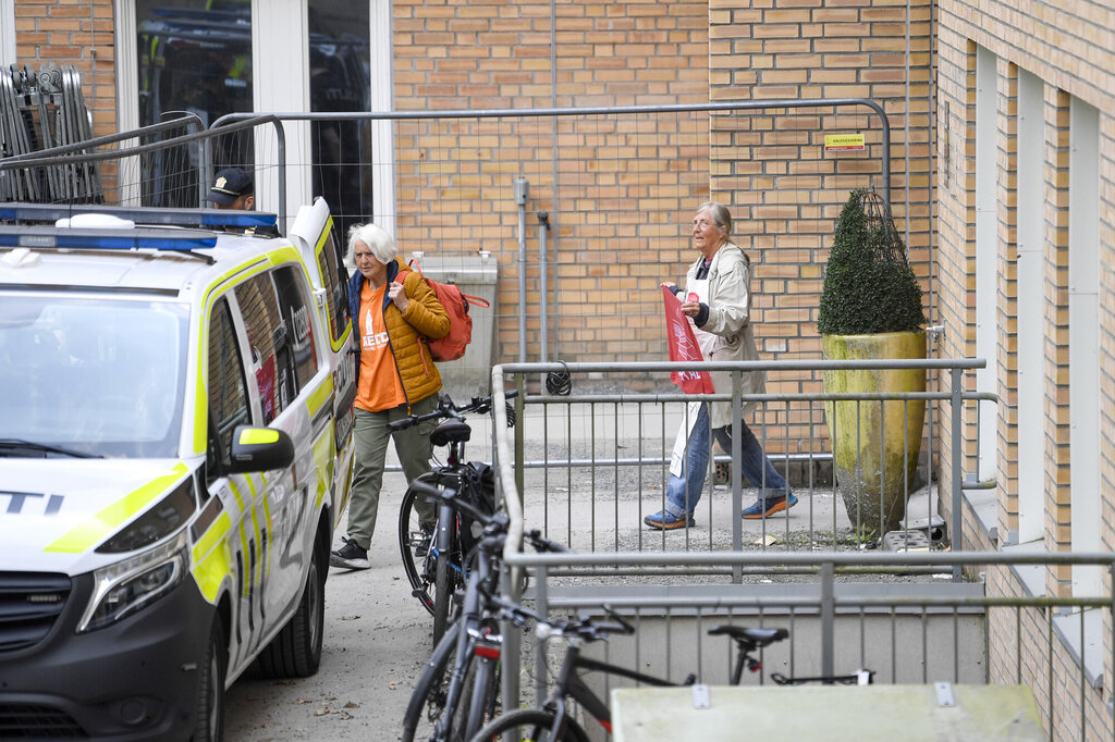 Bildet viser aksjonister som fjernes fra Rikshospitalet