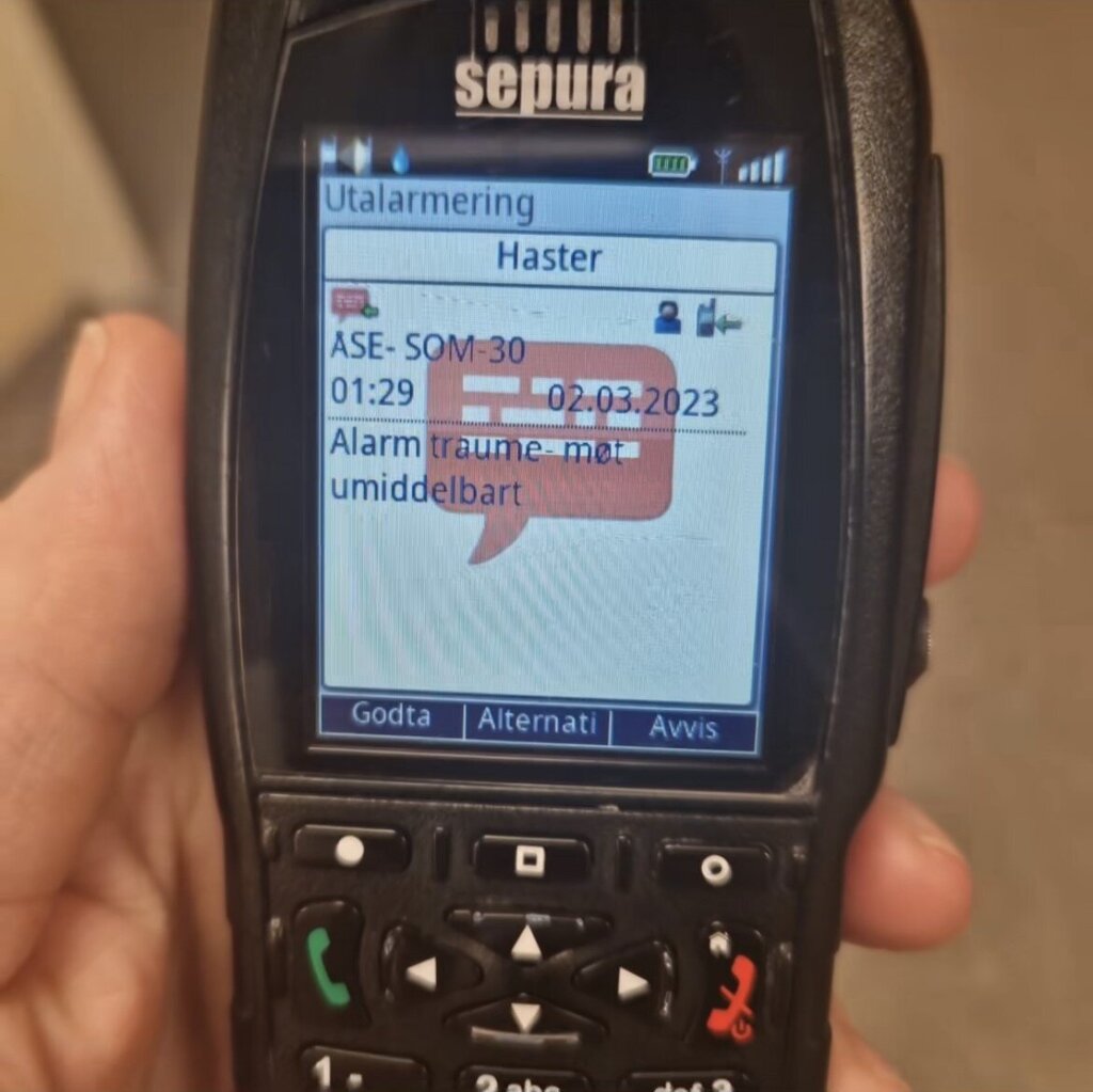 Bildet viser en telefon som viser traumealarm.