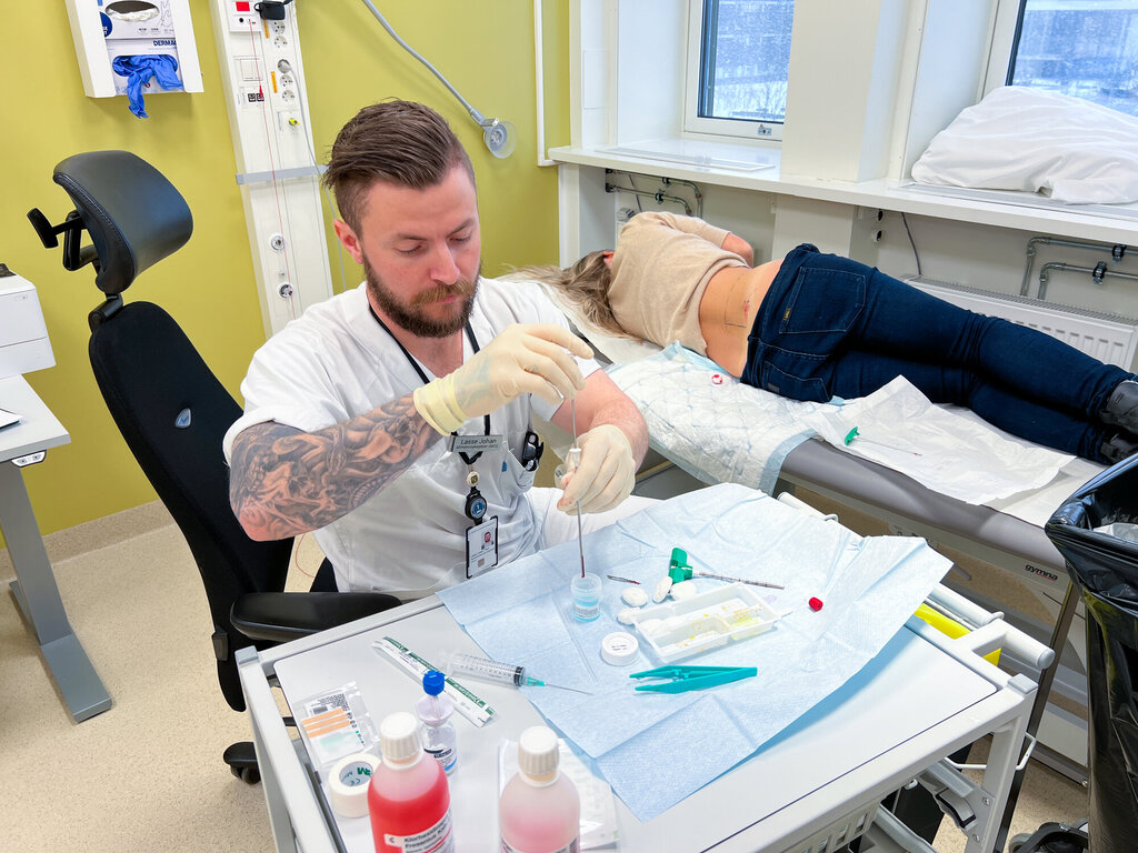 Bildet viser Lasse Johan Thue som tar benmargsprøve.