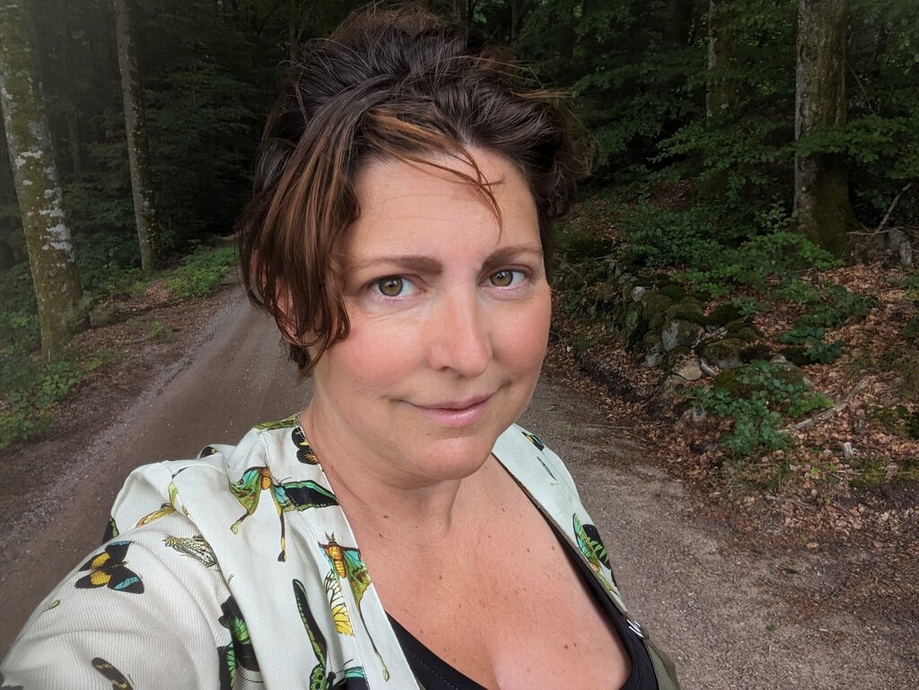 Bildet viser innleggsforfatteren, Maria Vik, som tar en selfie av seg selv i naturen.