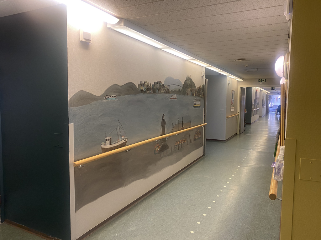 Bildet viser veggmalerier i korridoren på Frei sykehjem