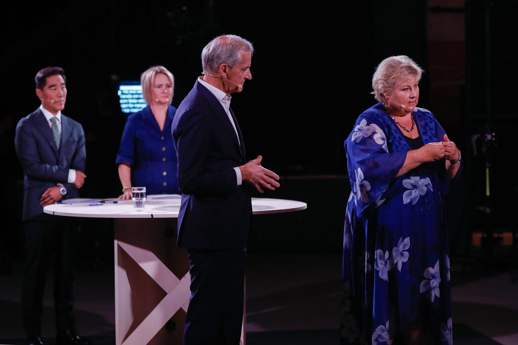 Bildet viser Jonas Gahr Støre og Erna Solberg i en TV-sendt debatt