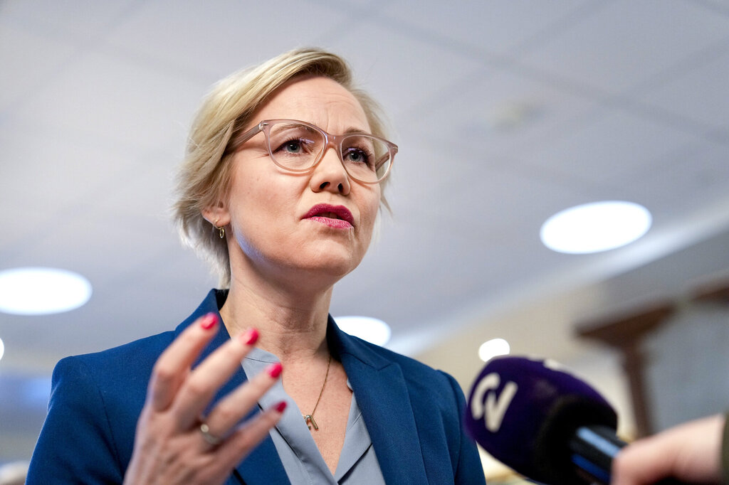 Bildet viser helse- og omsorgsminister Ingvild Kjerkol (Ap) i en intervjusituasjon