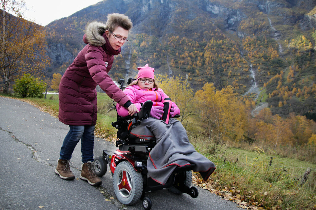 Bildet viser Ina Bjørstad med datteren Emma.