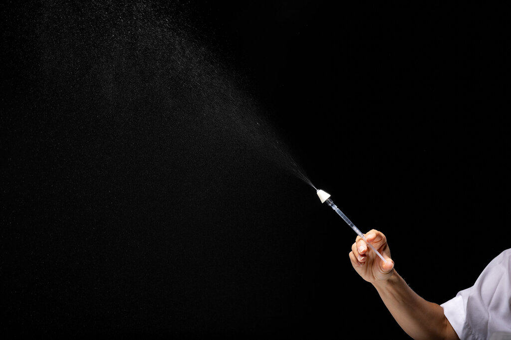 Bildet viser en sprøyte som spruter ut legemidlene som brukes til nasal smertelindring
