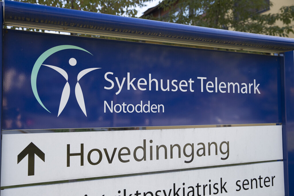 Bilde viser skilt hvor det står Notodden sykehus på