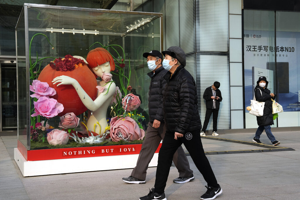 Bildet viser to tilfeldig forbipasserende på gaten i Beijing.