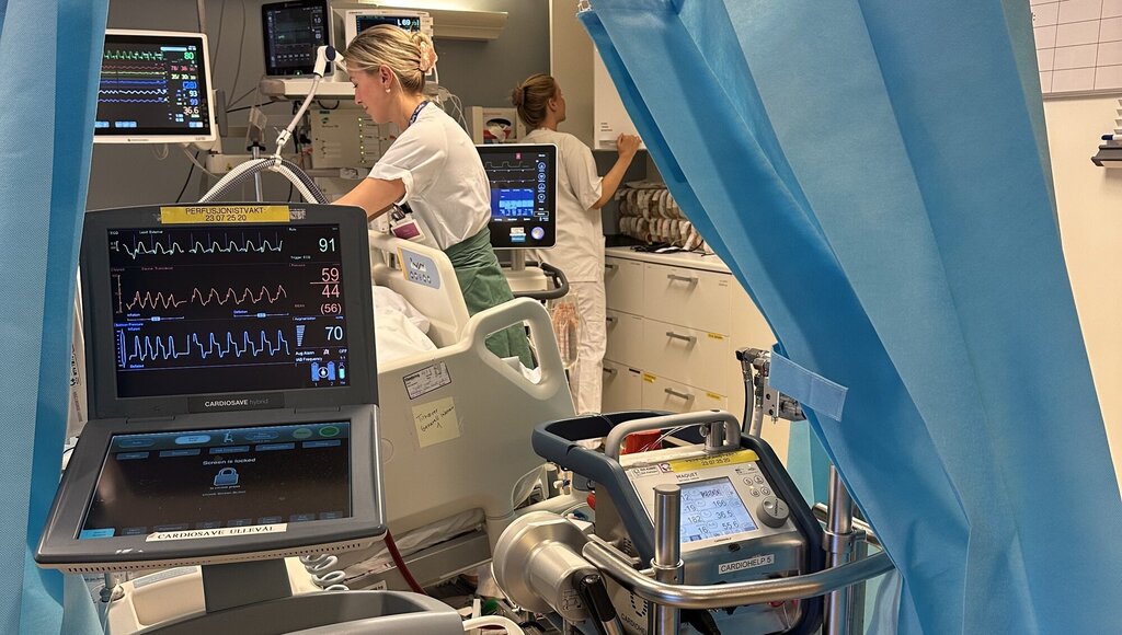 Bildet viser intensivsykepleiere som jobber med pasient.