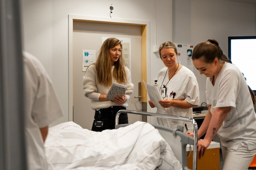 Universitetslektor Linn Tangen ved UiT og praksisveileder Linn Tangen fra hjertemedisinsk avdeling ved UNN observerer sykepleierstudent Mathilde Richardsen Krogstad i rollen som ansvarlig sykepleier. 