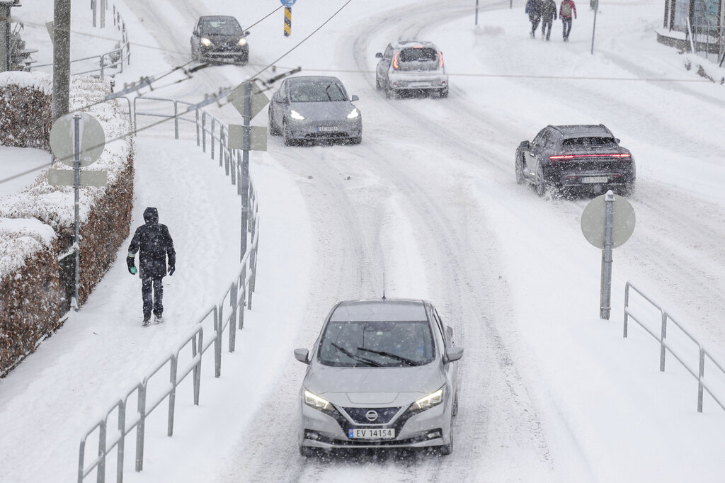 Bildet viser snødekte veier og biler i Bergen