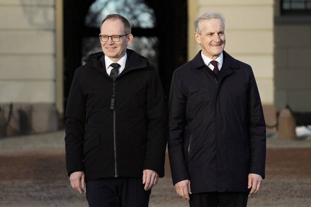 Bildet viser statsminister Jonas Gahr Støre og den nye ståtsråden for forskning og høyere utdanning, Oddmund Løkensgard Hoel, på Slottsplassen