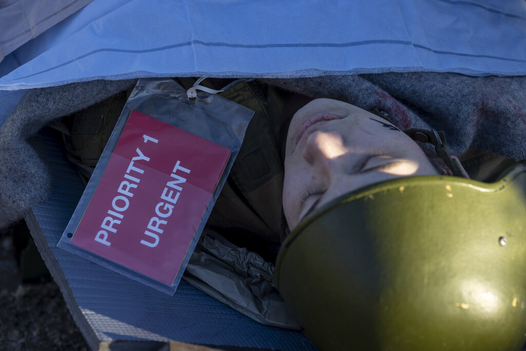 Bildet viser en såret soldat med prioritet 1.