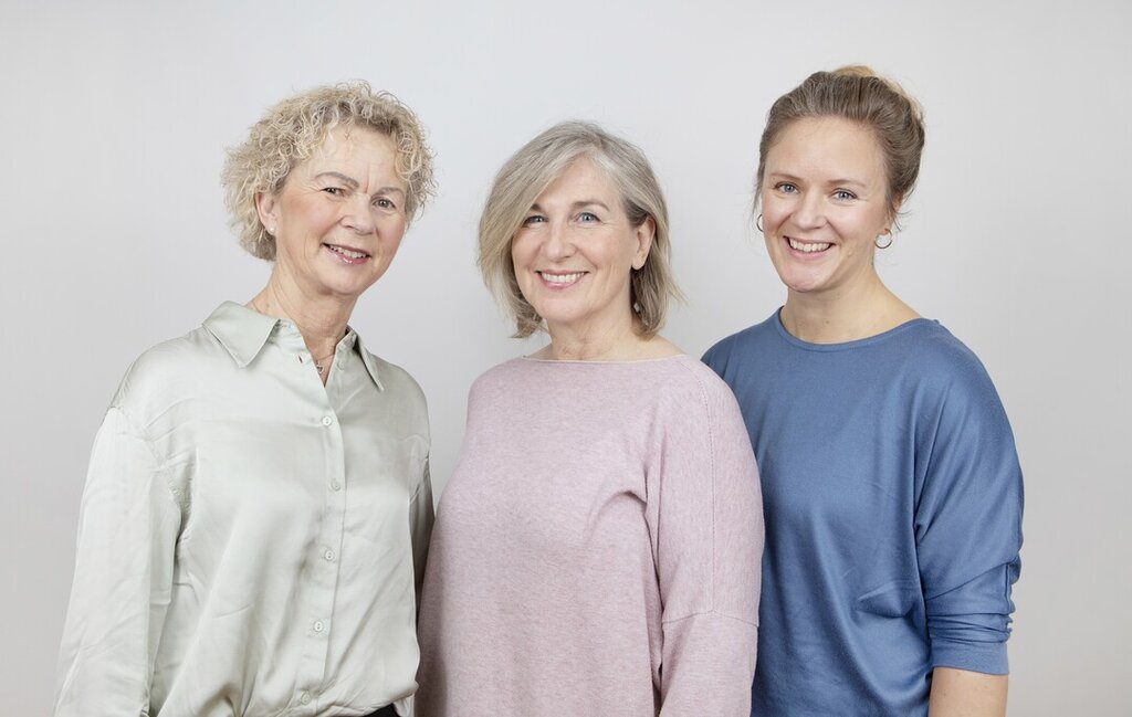 Bildet viser de tre fast ansatte i Demenslinjen: Gro Østmoe Granholt, Vigdis Irene Ween og Marianne Næss 