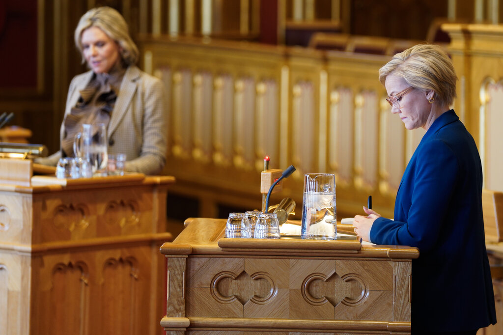 Bildet viser helse- og omsorgsminister Ingvild Kjerkol og Frps Sylvi Listhaug i spørretimen på Stortinget