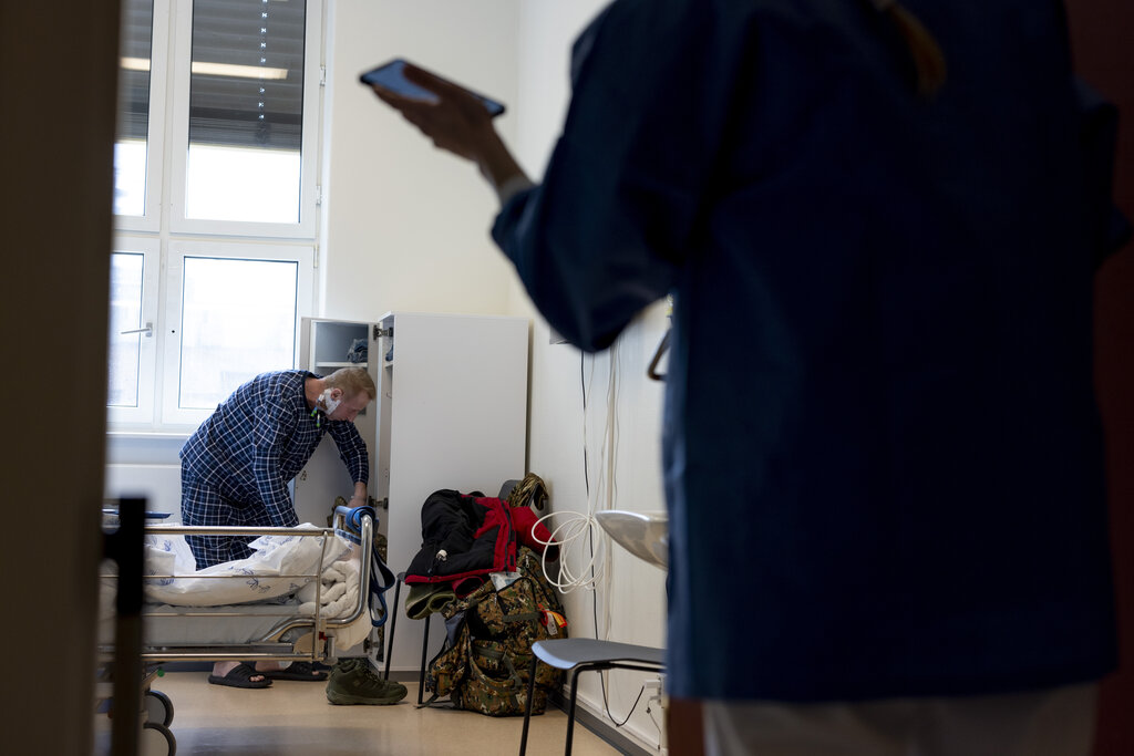Bildet viser en pasient på et pasientrom.
