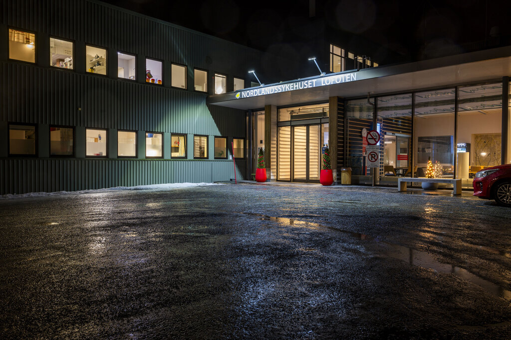 Bildet viser hovedinngangen ved Nordlandssykehuset Lofoten