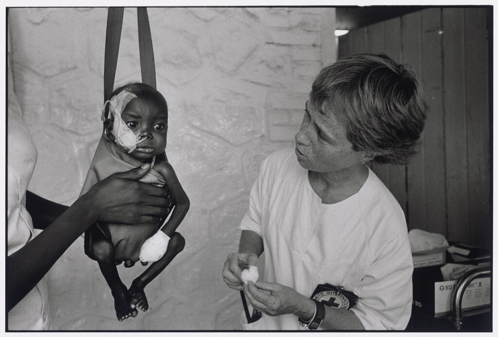 Bildet viser Turid Andreassen og en liten baby som blir veid.