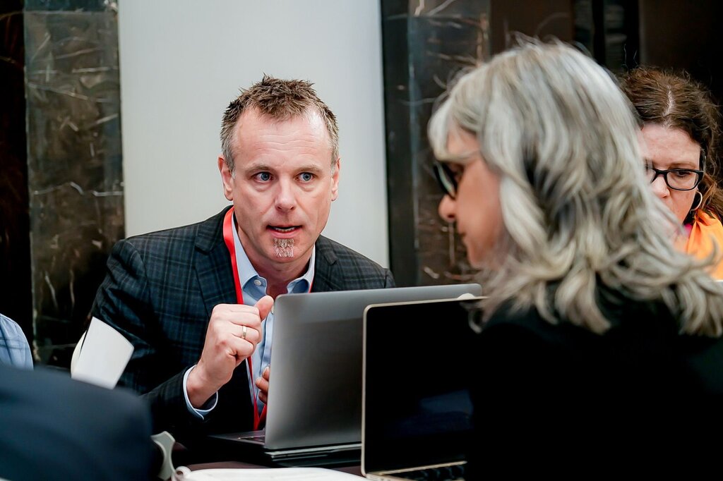 Bildet viser Espen Gade Rolland som diskuterer i et møte