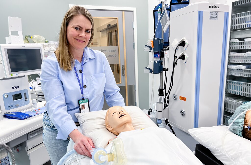 Bildet viser Edda Mary Ottarsdottir med simuleringsdukke.