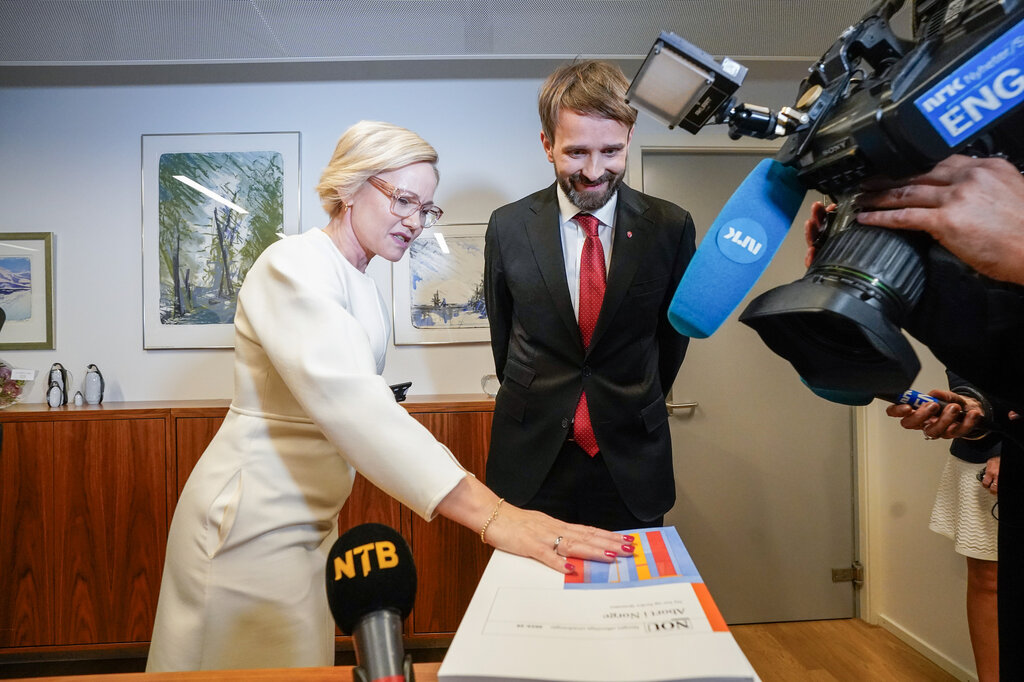 Bildet viser avtroppende helseminister Ingvild Kjerkol og arvtakeren hennes, Jan Christian Vestre