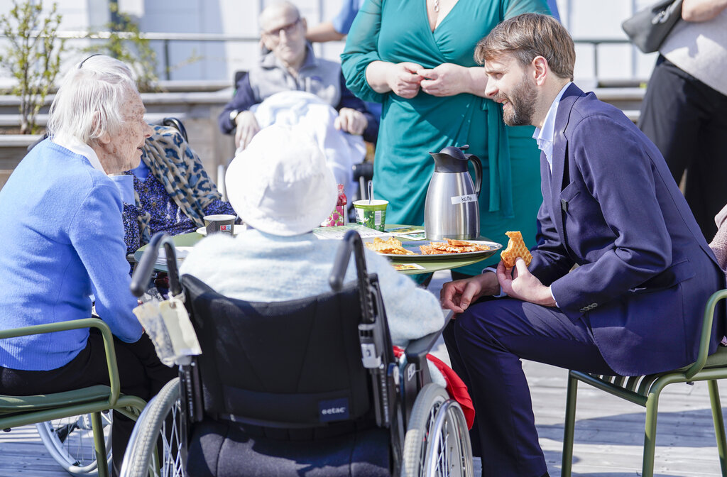 Bildet viser helse- og omsorgsminister Jan Christian Vestre sammen med beboere på Lambertseterhjemmet i Oslo