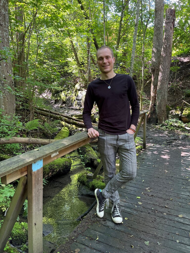 Bildet viser Daniel Tørresvoll Stabu på en bro i skogen