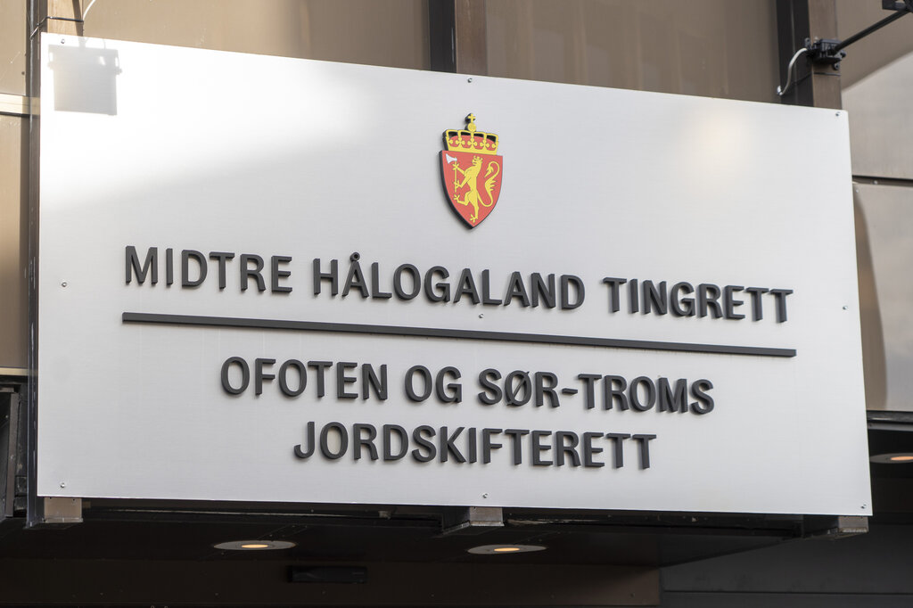 Bildet viser et skilt hvor det står Midtre Hålogaland tingrett