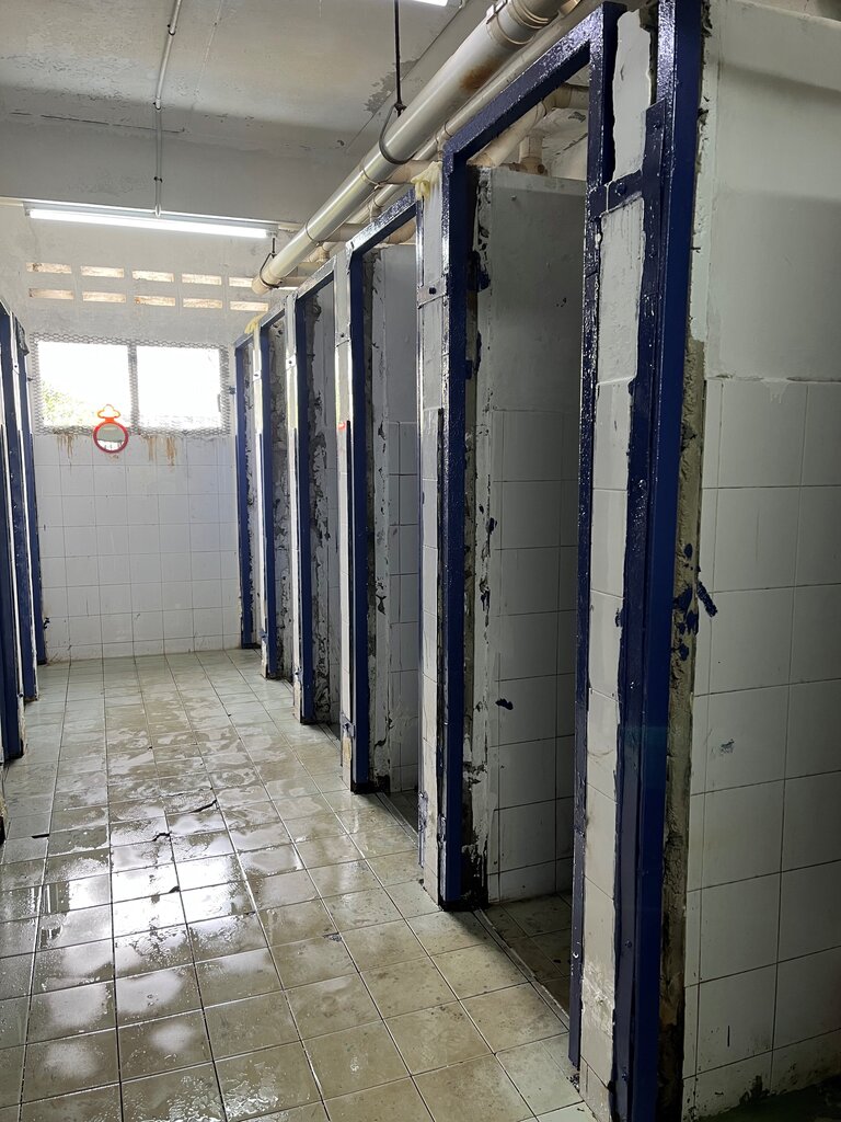 Bildet viser Uverdige sanitærforhold hvor man ikke kan lukke døren ved sovesalene på en hanskefabrikk i Malaysia 2023. Heldigvis har styret godkjent bygging av nye sovesaler med tilhørende sanitæranlegg