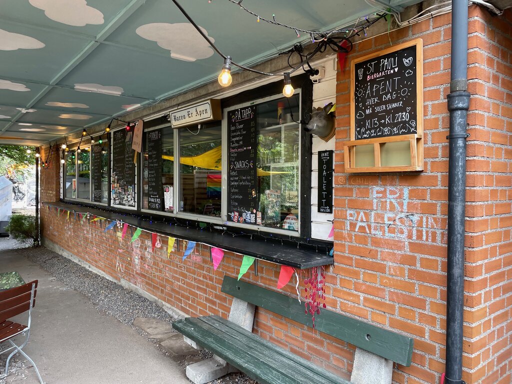 Bildet viser baren ved St. Pauli Biergarten