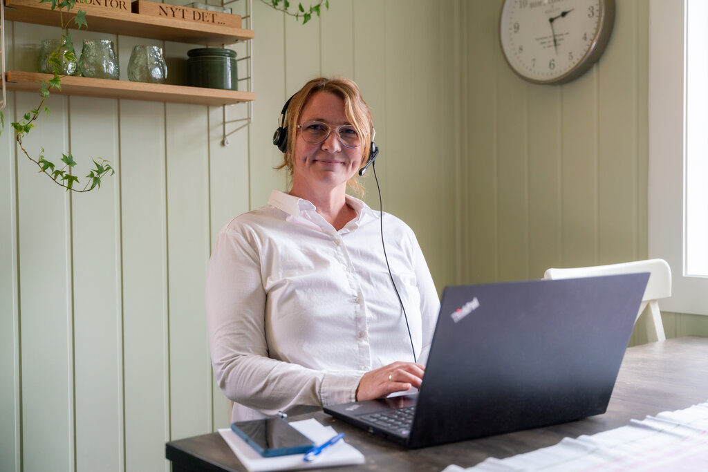 Monica Thomassen sitter ved PCen 