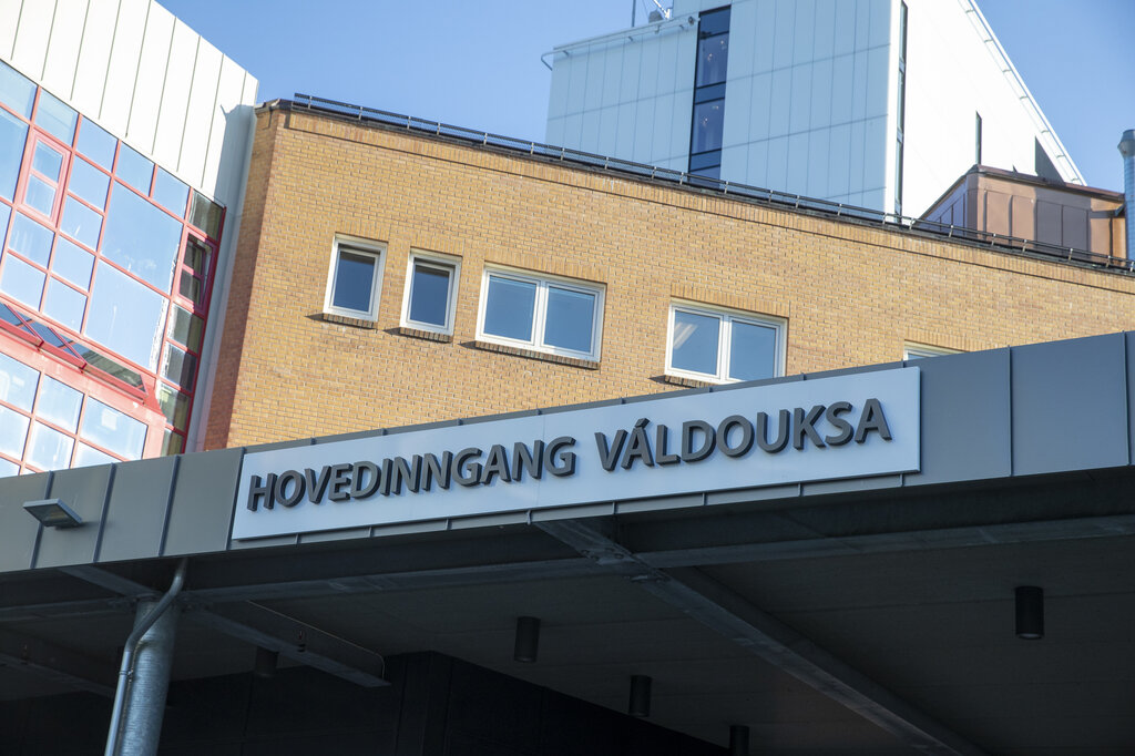 Bilde hovedinngangen på UNN