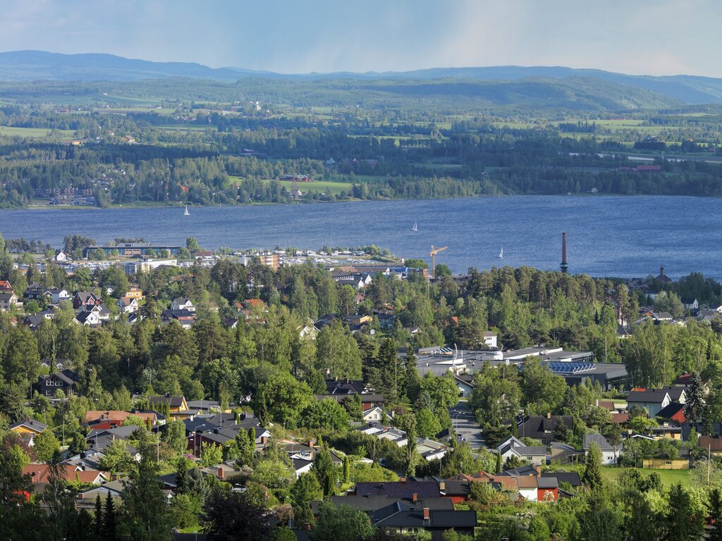 Bildet viser utsikten fra Hedmarkstoppen mot Hamar sentrum og Mjøsa.
