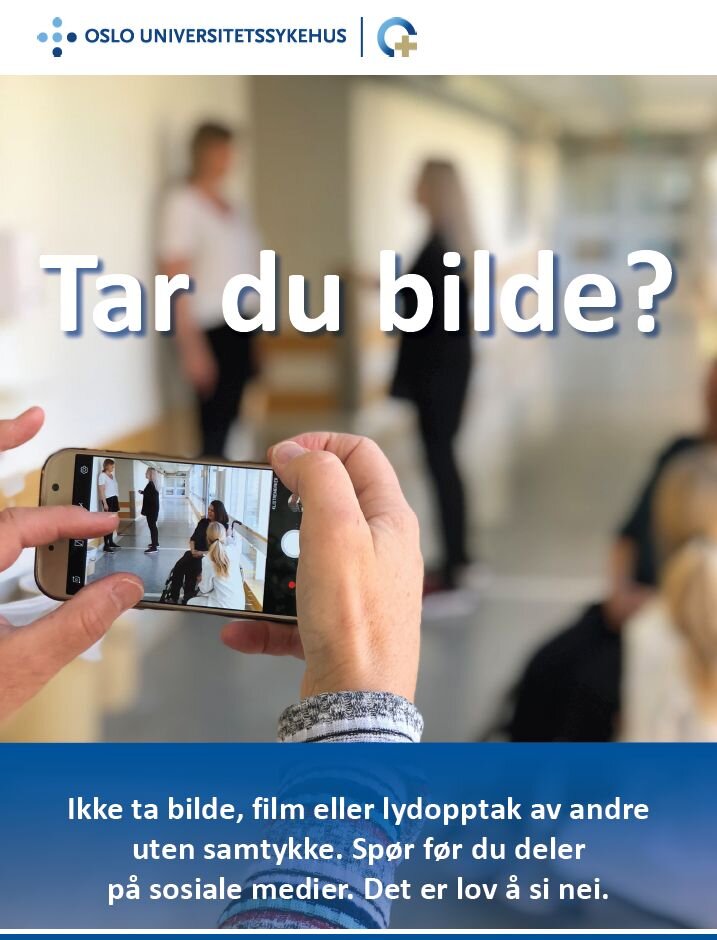 Bildet viser en plakat med informasjon om regler for å ta opp lyd eller å ta bilder og video