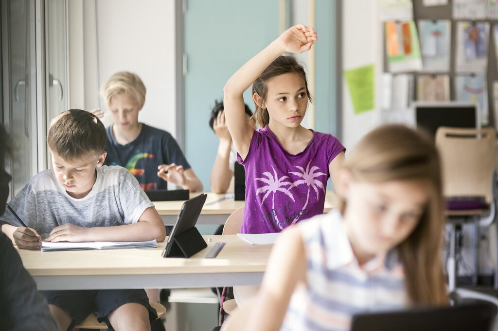 Bildet viser unge skolebarn i et klasserom