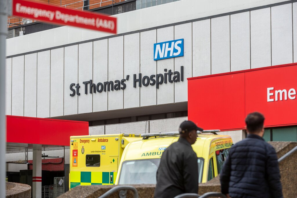 Bildet viser utsiden av St. Thomas Hospital i Lambeth i London.